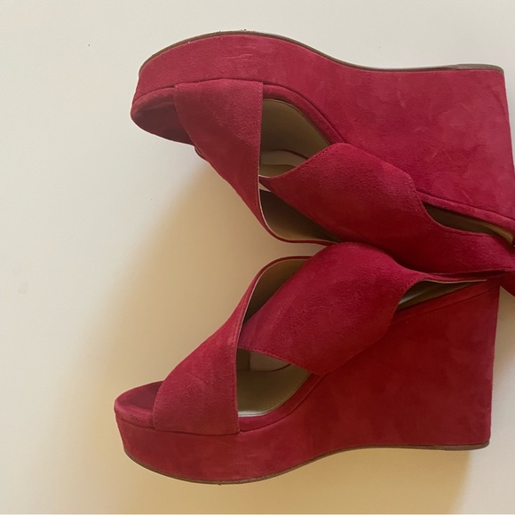 Etienne Aigner Red suede platform sandal with ankle straps. Size 6.5. - Picture 7 of 8